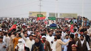 Le long marche du PTI entre dans Charsadda pour son septième jour