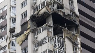 Frappes russes massives sur les réseaux énergétiques et ferroviaires ukrainiens : au moins quatre morts