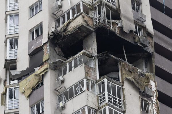 Frappes russes massives sur les réseaux énergétiques et ferroviaires ukrainiens : au moins quatre morts