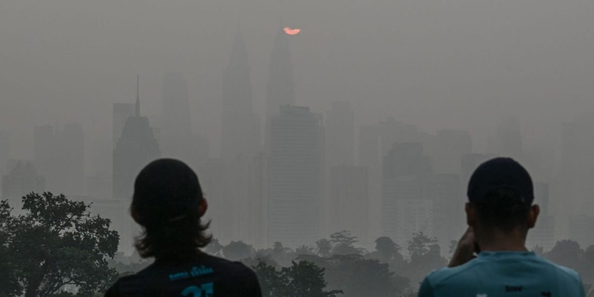 Alerte maximale en Asie du Sud-Est : les incendies indonésiens couvrent la région d'un brouillard toxique