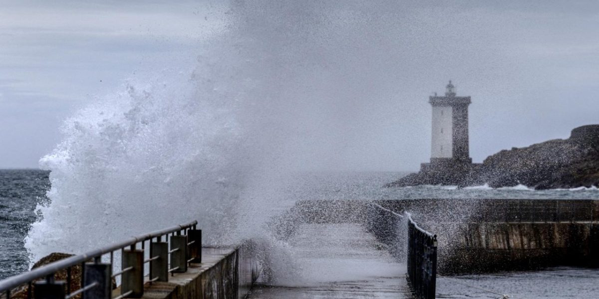 Tempête Austen : 161 000 foyers privés d'électricité, 23 départements en alerte orange