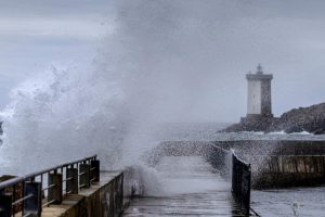 Tempête Austen : 161 000 foyers privés d'électricité, 23 départements en alerte orange