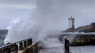 Tempête Austen : 161 000 foyers privés d'électricité, 23 départements en alerte orange