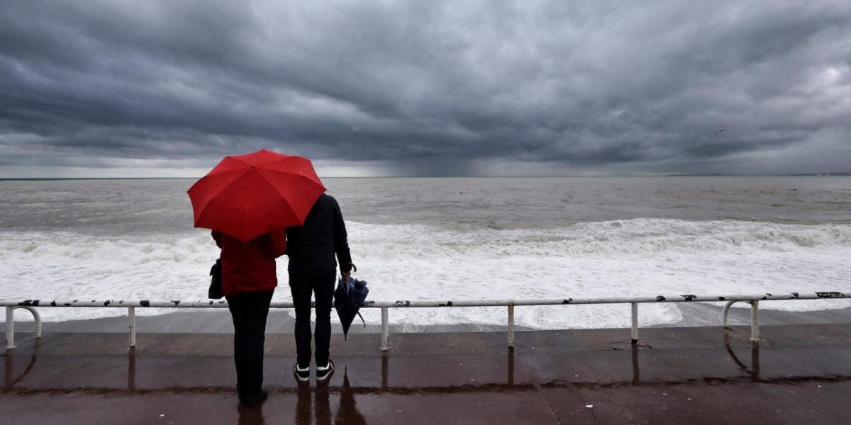 La tempête Austen arrive en France : cinq départements en alerte orange, des rafales jusqu'à 130 km/h attendues