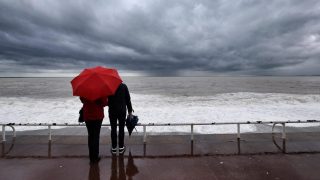 La tempête Austen arrive en France : cinq départements en alerte orange, des rafales jusqu'à 130 km/h attendues