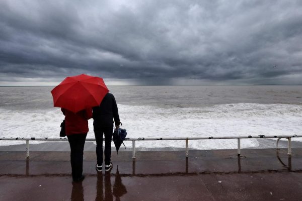 La tempête Austen arrive en France : cinq départements en alerte orange, des rafales jusqu&rsquo;à 130 km/h attendues