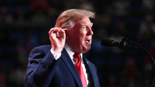 Trump qualifie Marine Le Pen de "voix conservatrice" de la France sans la soutenir officiellement