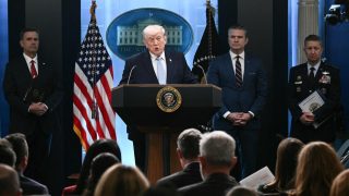 Trump envisagerait de déplacer la salle de presse de la Maison-Blanche pour y installer une piscine