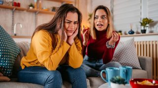 Pourquoi certains amis se confient spontanément et d'autres attendent qu'on leur demande