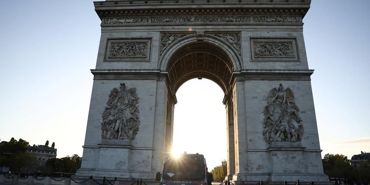 Un jeune homme de 22 ans meurt après une chute de l'Arc de Triomphe à Paris
