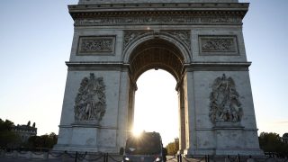 Un jeune homme de 22 ans meurt après une chute de l'Arc de Triomphe à Paris